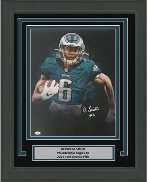 Framed Autographed/Signed DeVonta Smith Philadelphia Eagles 16x20 Football Photo JSA COA