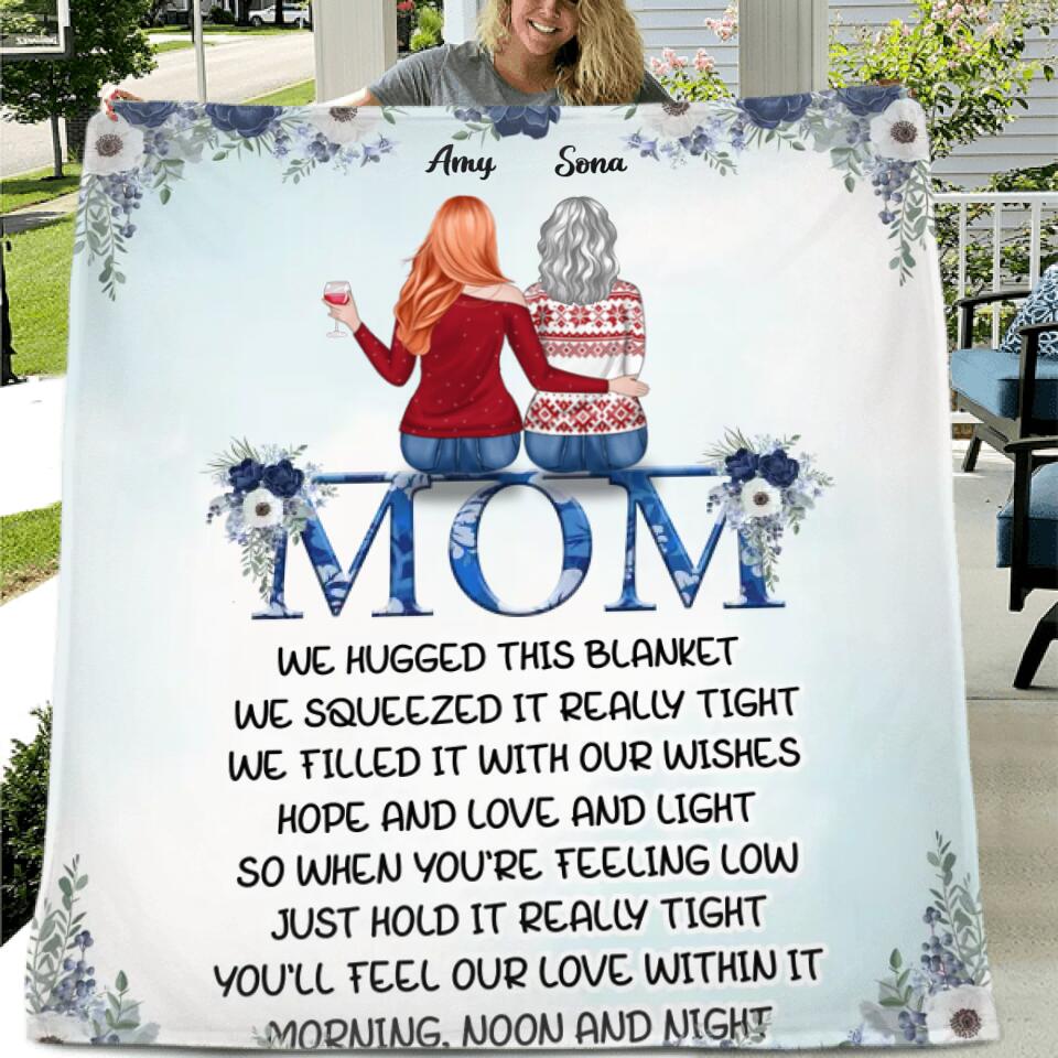 Personalized Mom & Daughters Fleece Throw Blanket/Quilt - Gift Idea For Mom From Daughter With Up To 5 Members - We Hugged This Blanket