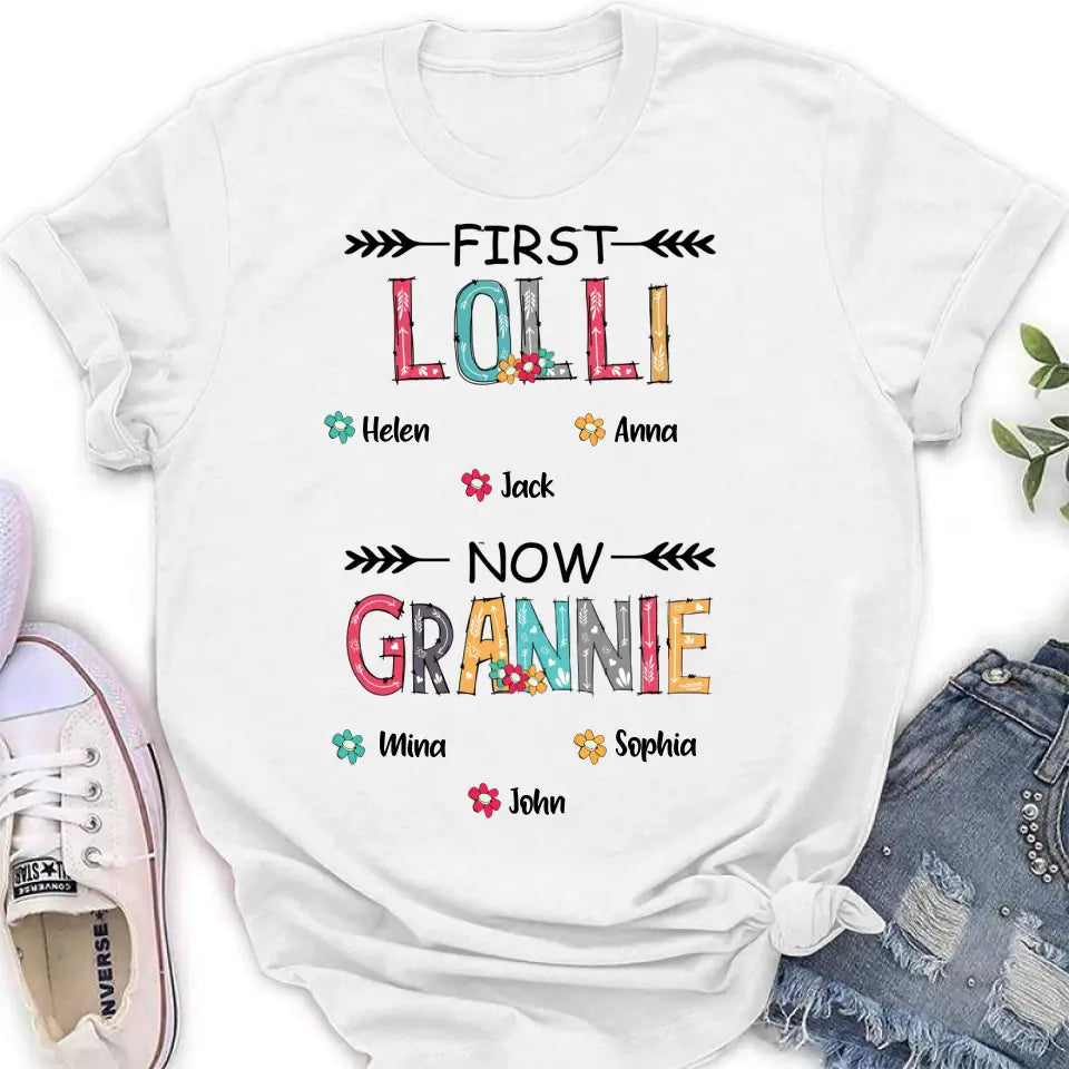 Personalized Grandma T-shirt/Long Sleeve/Sweatshirt/Hoodie - Up to 4 Kids And 8 Grandkids - Mother's Day Gift Idea for Grandma - First Mom Now Nana Kid And Grandkids Flower Pattern