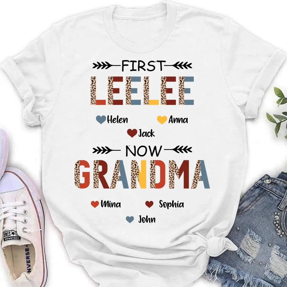 Personalized Grandma T-shirt/Long Sleeve/Sweatshirt/Hoodie - Up to 4 Kids And 8 Grandkids - Mother's Day Gift Idea for Grandma - First Mom Now Nana Kid And Grandkids Flower Pattern