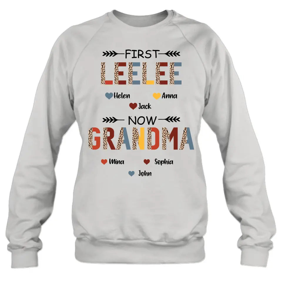 Personalized Grandma T-shirt/Long Sleeve/Sweatshirt/Hoodie - Up to 4 Kids And 8 Grandkids - Mother's Day Gift Idea for Grandma - First Mom Now Nana Kid And Grandkids Flower Pattern