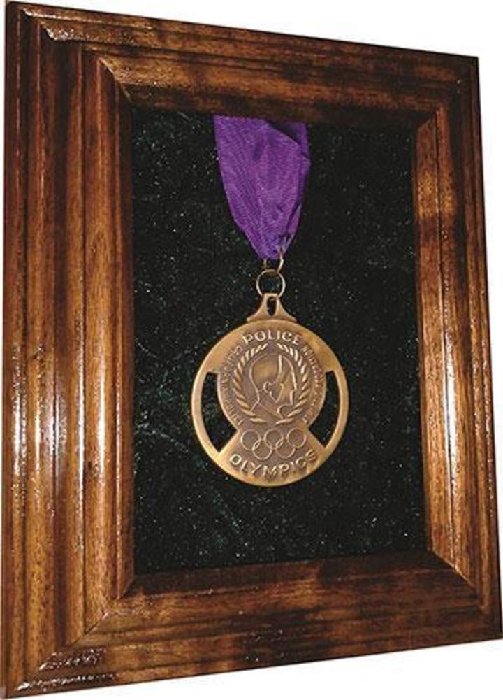 Flag Connections Single Medal Display Case - 5x7 Walnut (Blue Velvet).