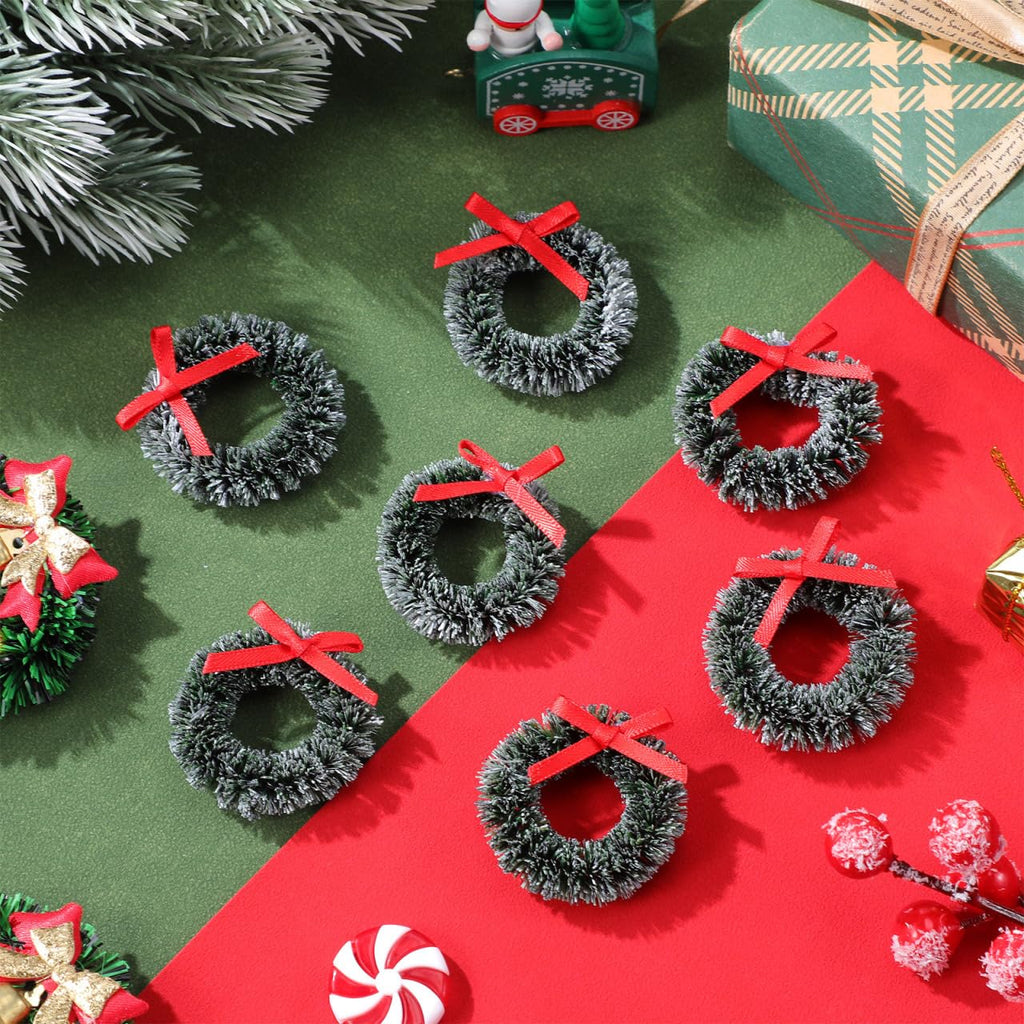 Veemoon 20Pcs Mini Christmas Wreaths with Bow, Christmas Tree Miniature Hanging Wreaths DiIY Craft Winter Garlands Decoration Dollhouse Garlands Ornaments for Festival Supplies (1. 4inch, Green)