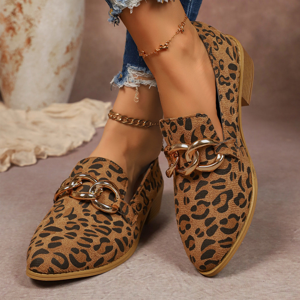 Womens Chunky-heel Pumps With An Elegant Metal Chain And Round Toe