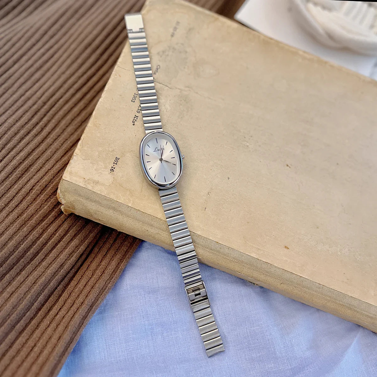 Women's Gold Bracelet Watch – Vintage Luxury Fashion Wristwatch
