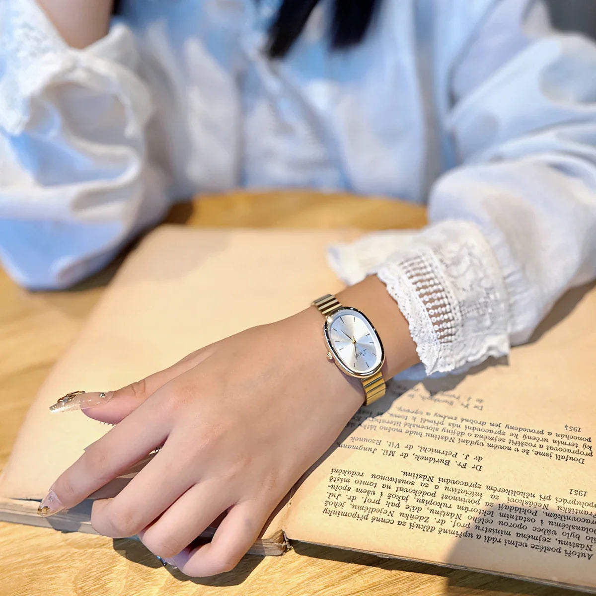 Women's Gold Bracelet Watch – Vintage Luxury Fashion Wristwatch