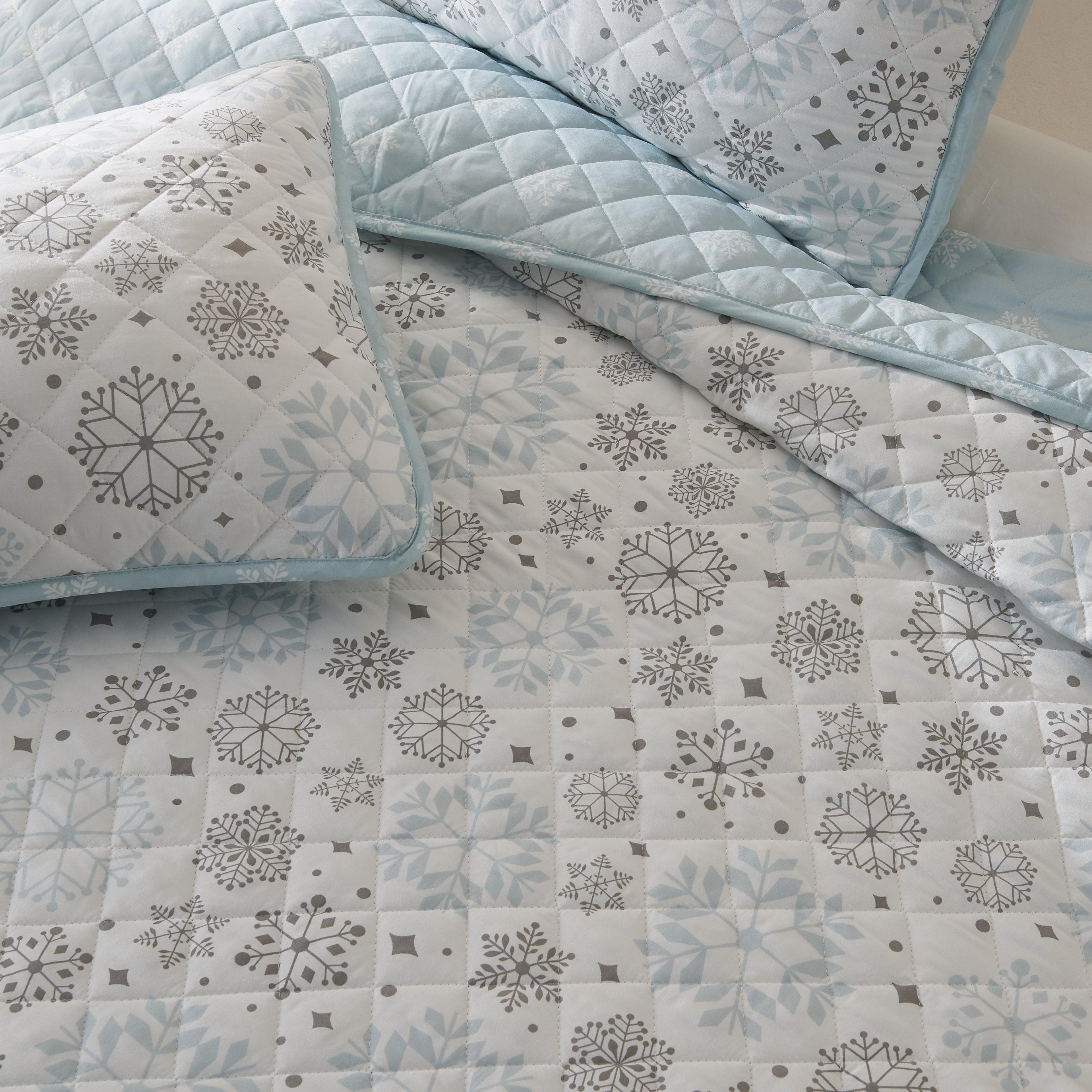 Snowflake Quilt - Nova Collection