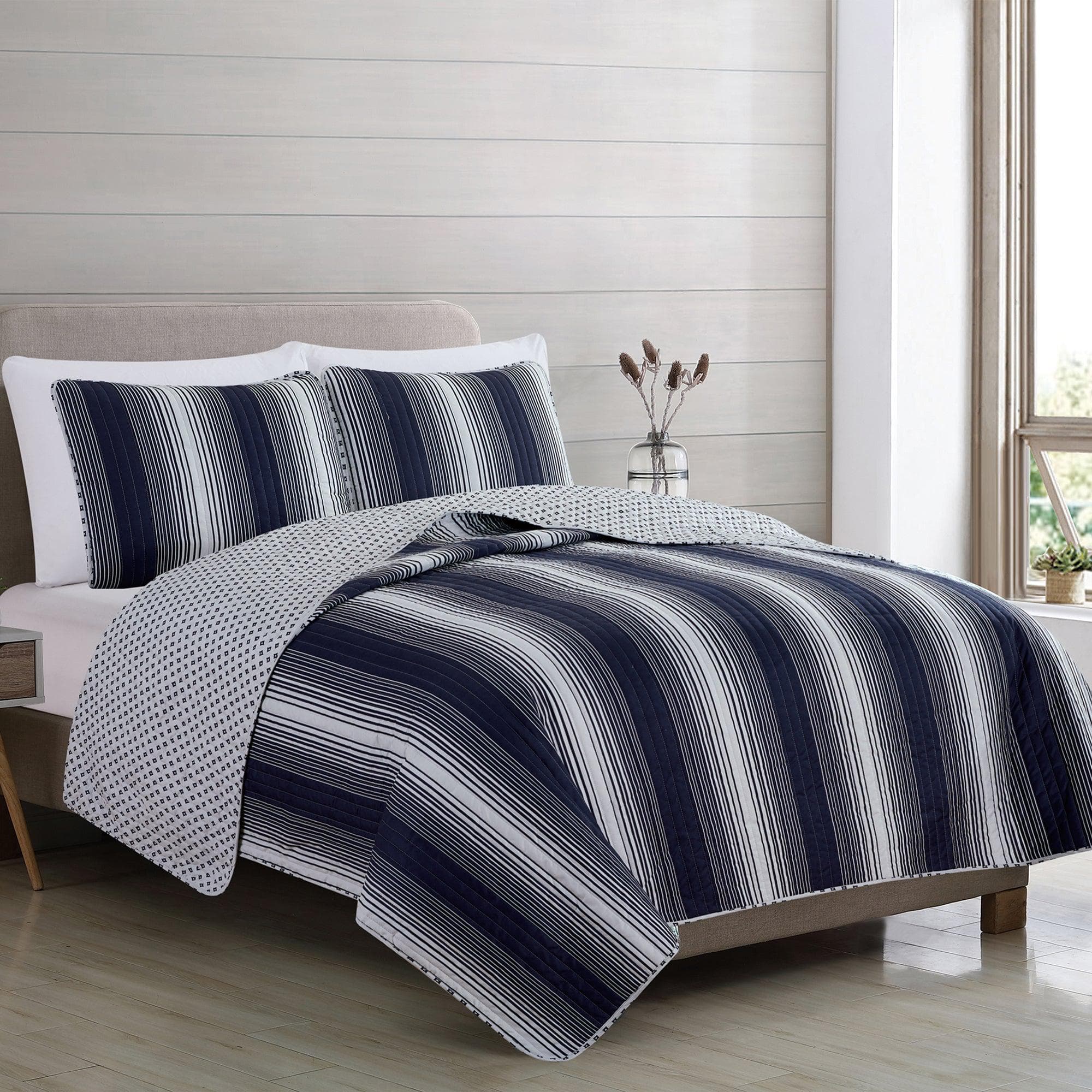 Everette Collection Ombre Striped Quilt Set