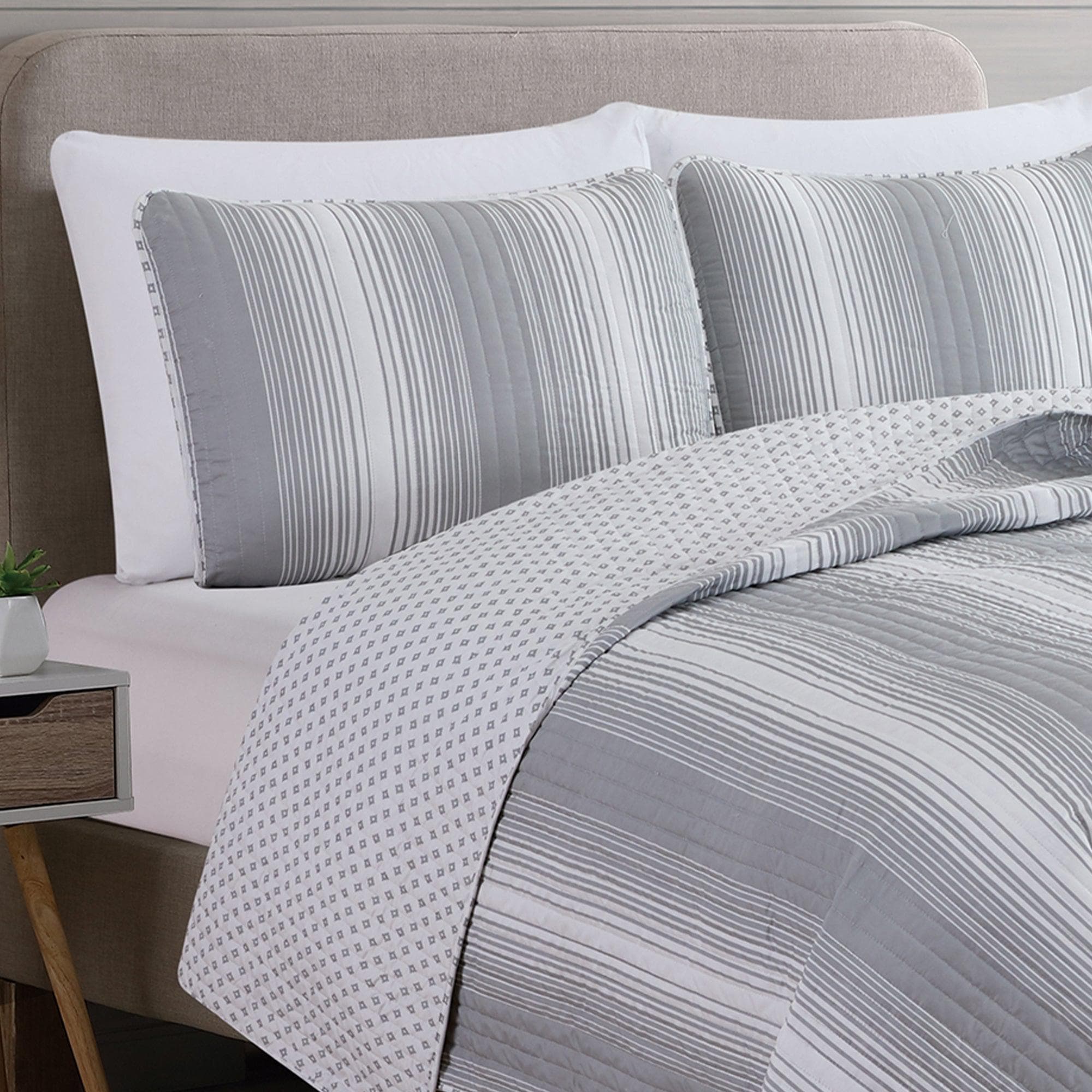 Everette Collection Ombre Striped Quilt Set