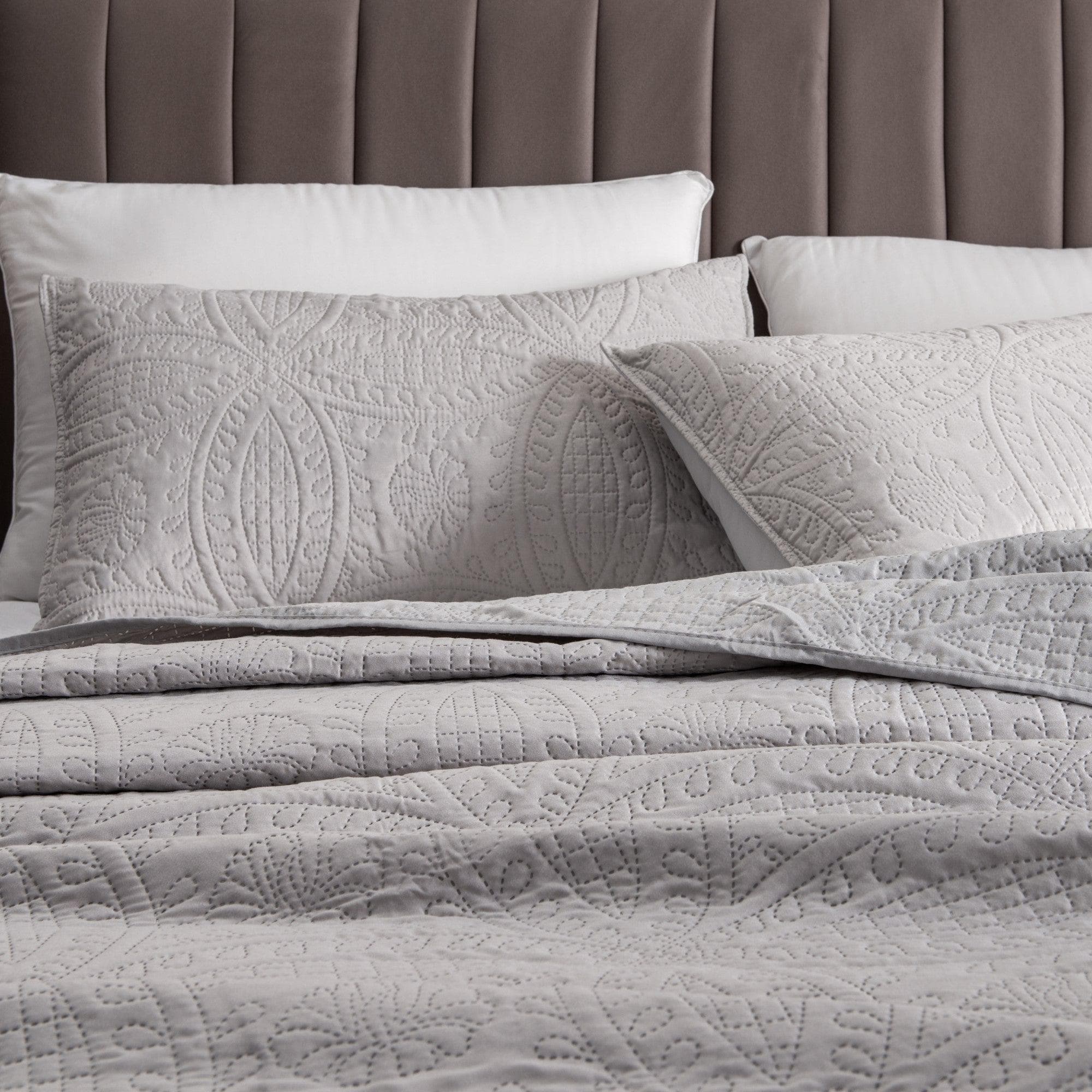 Oversized Medallion Quilt Set - Clara Collection