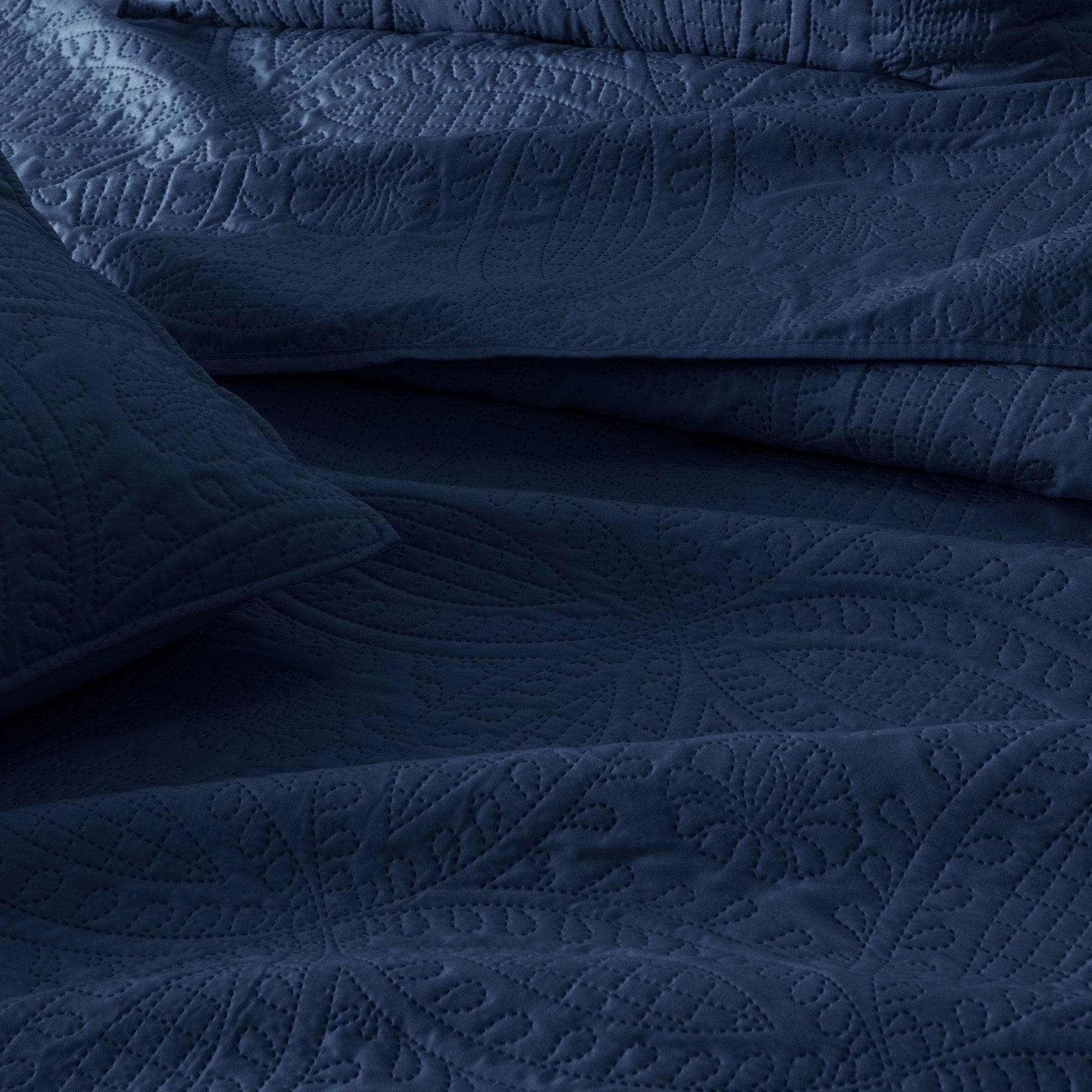 Oversized Medallion Quilt Set - Clara Collection