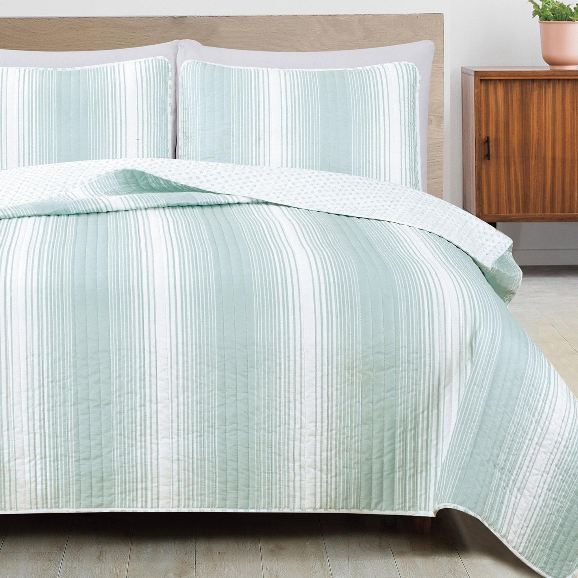 Everette Collection Ombre Striped Quilt Set