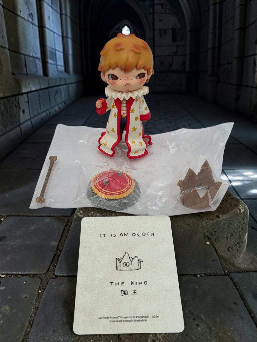 Momof2boyz Shop Hirono Le Petit Prince The King figure with accessories and character card on stone floor