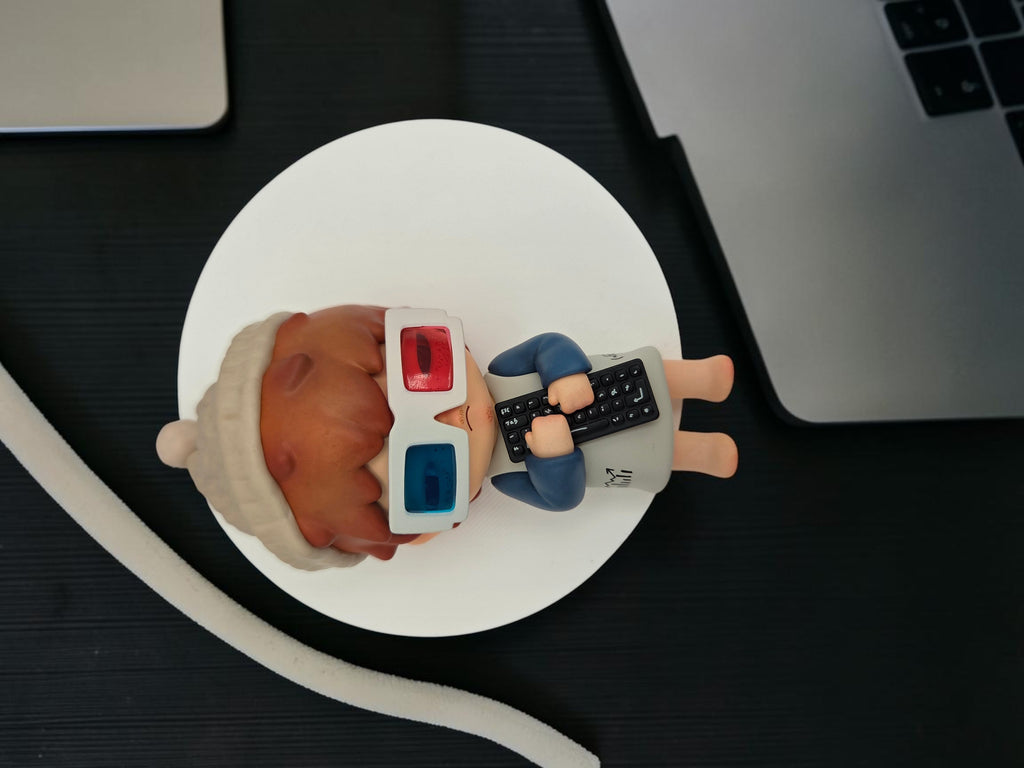 Momof2boyz Shop Hirono Tamed Wildgrass figure wearing 3D glasses and holding a keyboard.