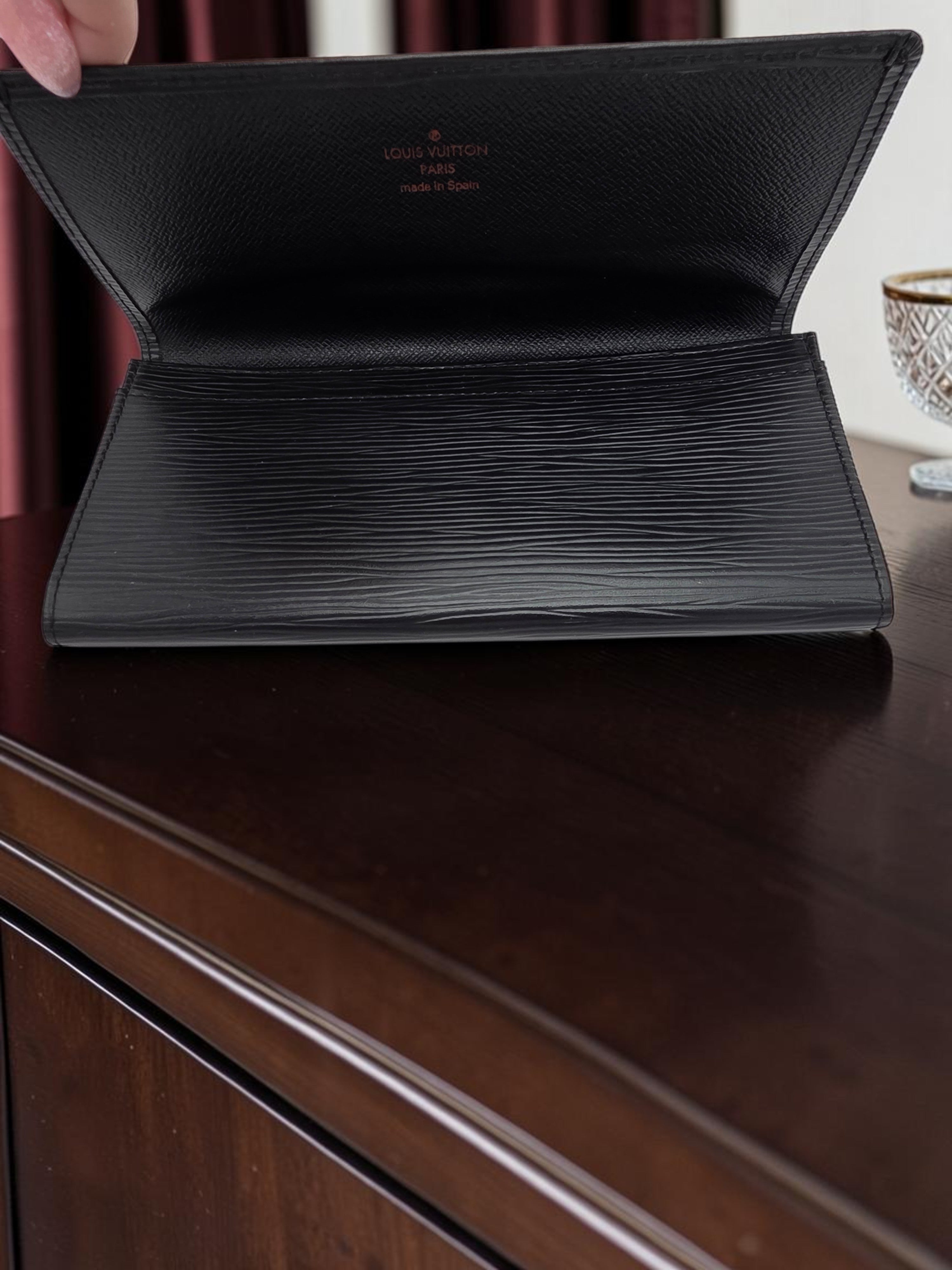 Momof2boyz Shop pre-owned Louis Vuitton long wallet in black Epi leather with embossed logo and textured finish