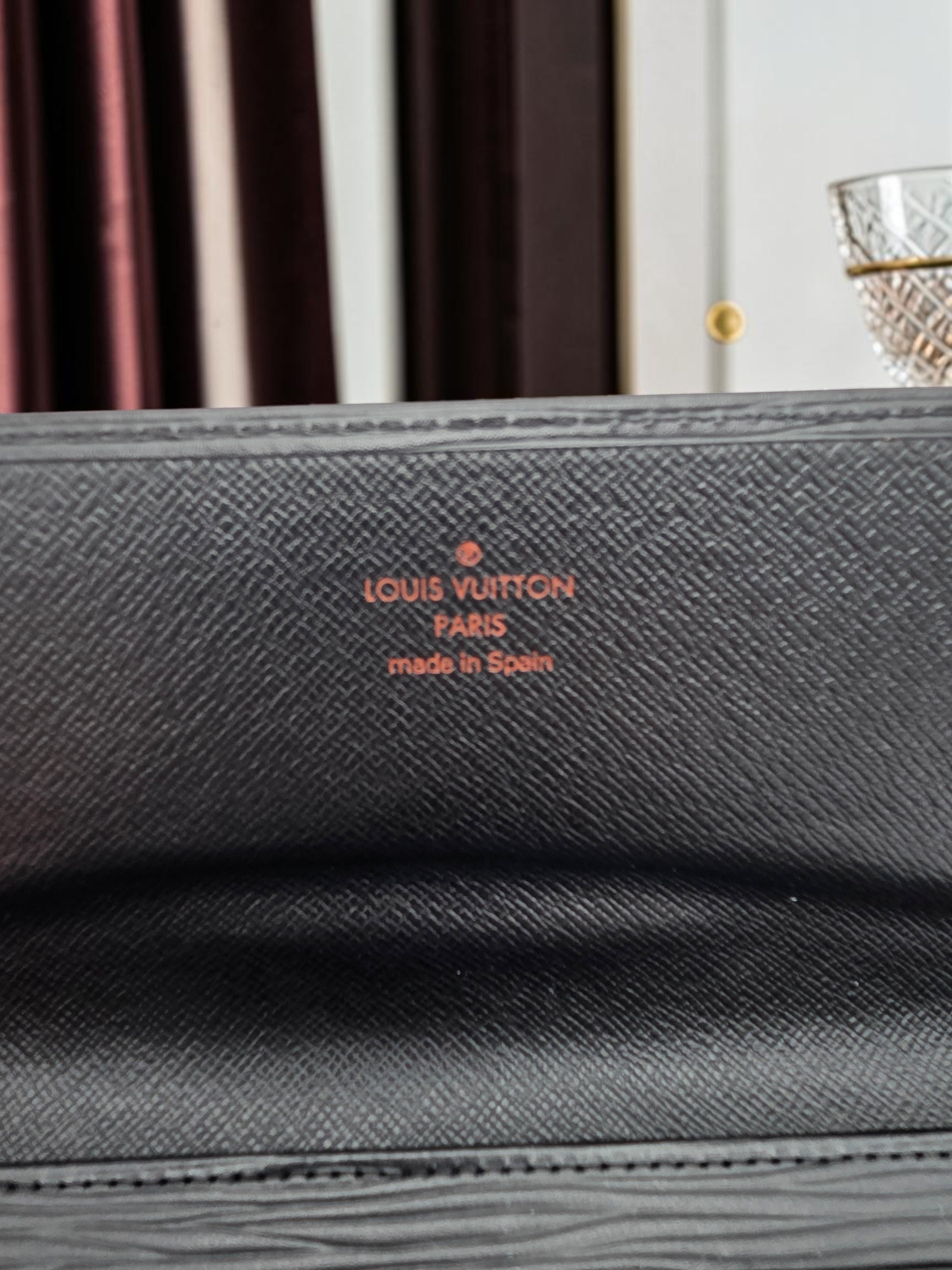 Momof2boyz Shop Louis Vuitton long wallet in black Epi leather with embossed logo detail