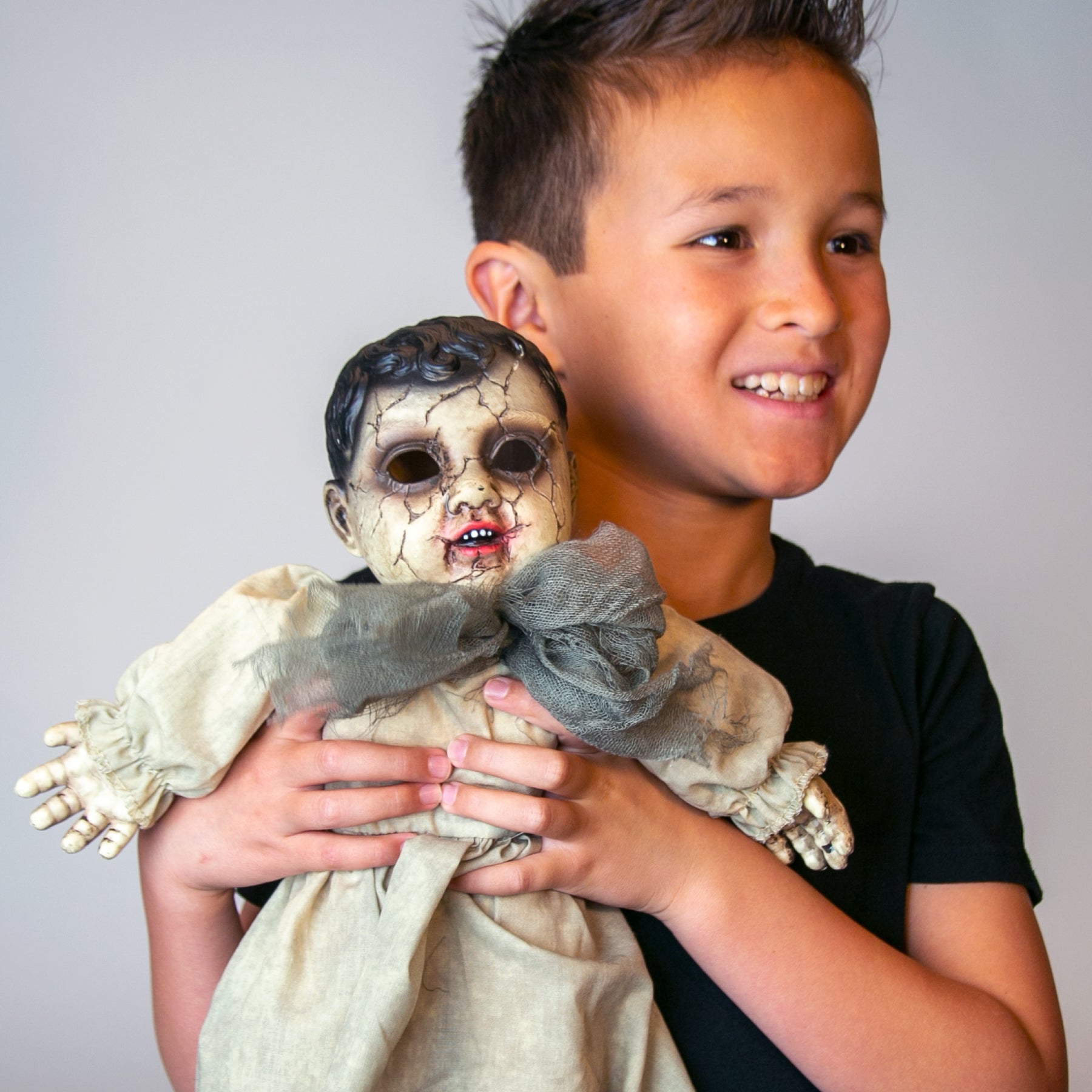 Cracked Face Creepy Doll with Sound : 14-Inch-Tall Halloween Decoration